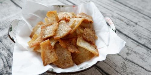 想吃锅巴不用出去买了,一块剩米饭一勺淀粉,锅中煎一下就好了