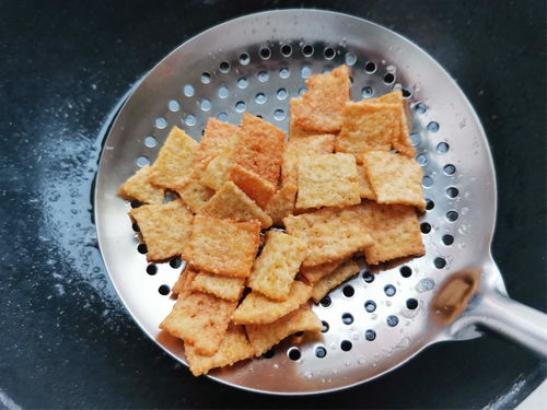 想吃零食不用出去买,教你做小米锅巴,焦香酥脆,几块钱做一锅
