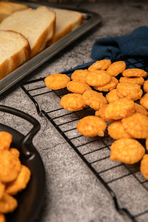 小米锅巴面包零食休闲食品美食摄影图 摄影